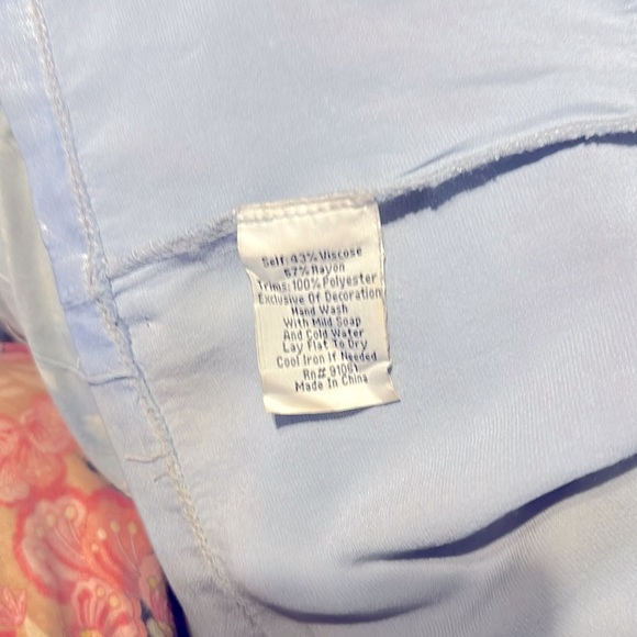 Johnny Was 2 piece blouse & cargo pants with 4 cargo pockets to the front. - Picture 13 of 13